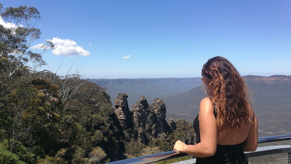 Experiencia estudiante chica morena de espaldas mirando el paisaje de las Blue Mountains de Sydney