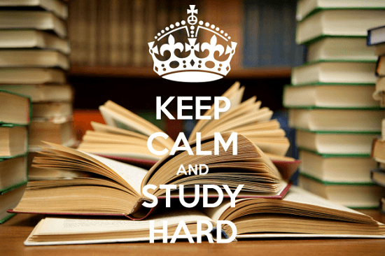 estudiar IELTS y TOEFL mensaje "Keep calm and study hard" y detrás libros de una biblioteca