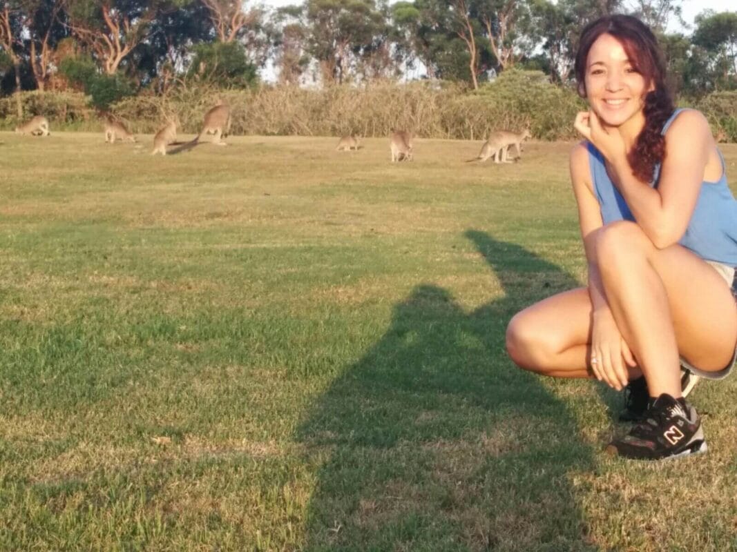 Azahara, estudiante en Australia, con canguros