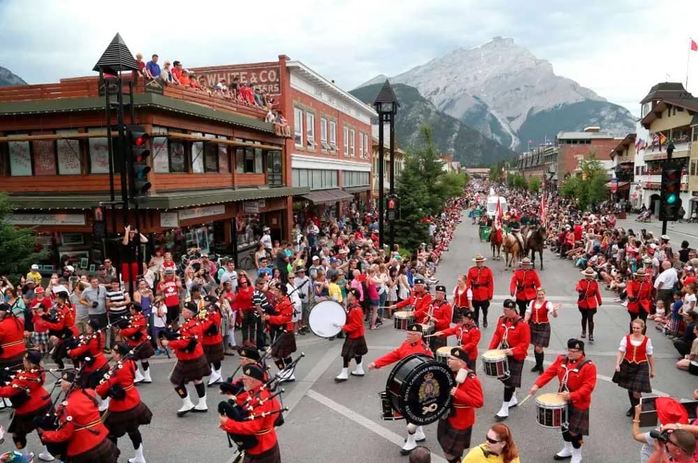fiestas tradicionales de canada Locales de Canadá celebrando el día del país en la calle