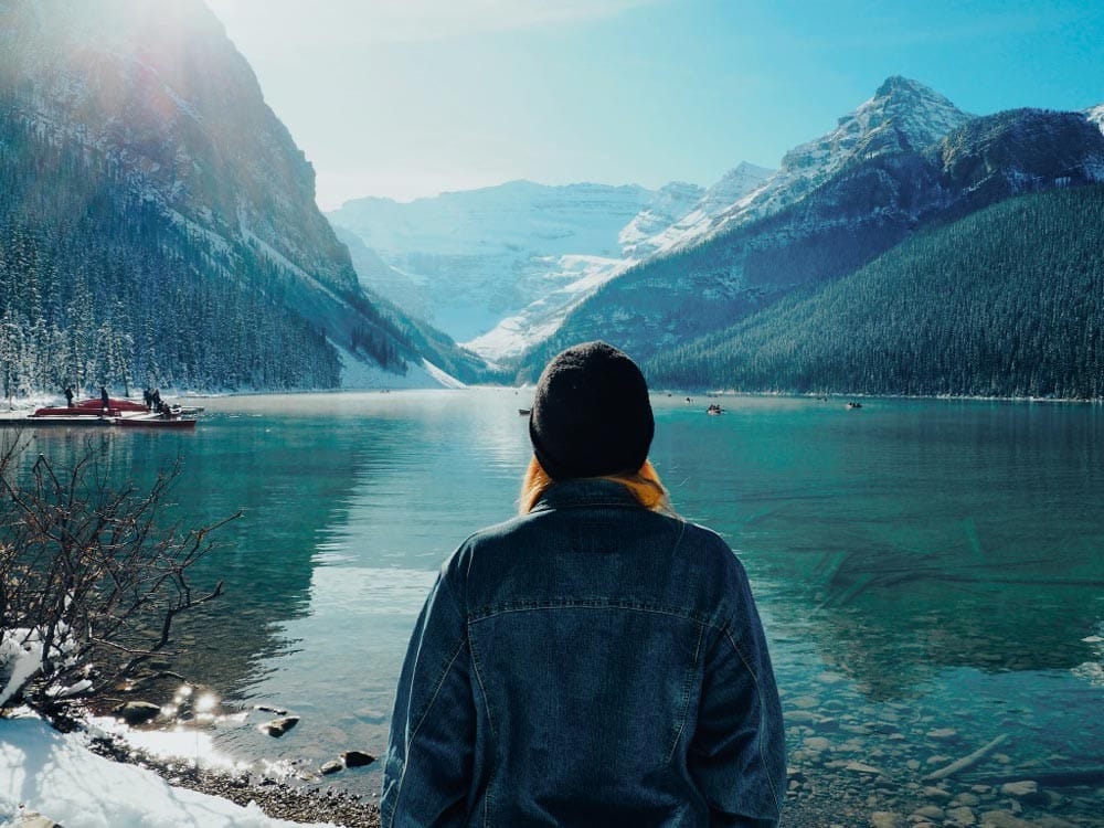 Encontrar alojamiento en Canadá chica en un lago con montañas
