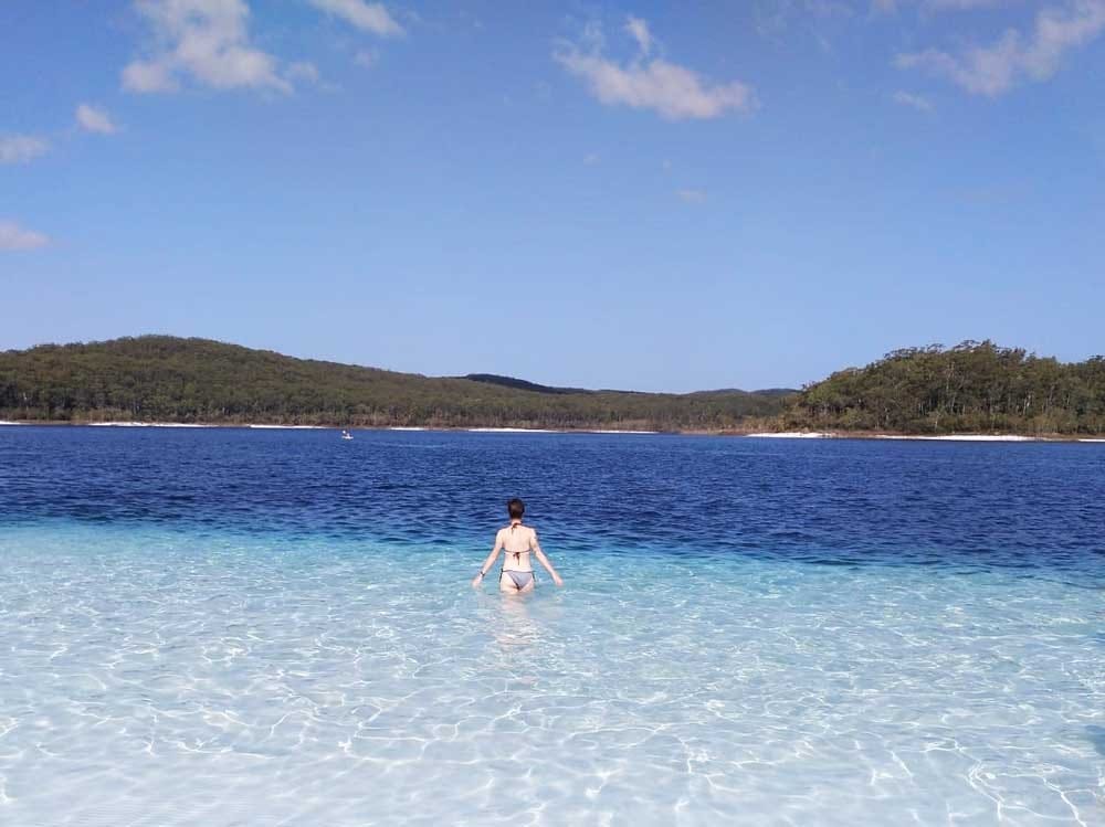 Chica en Fraser Island