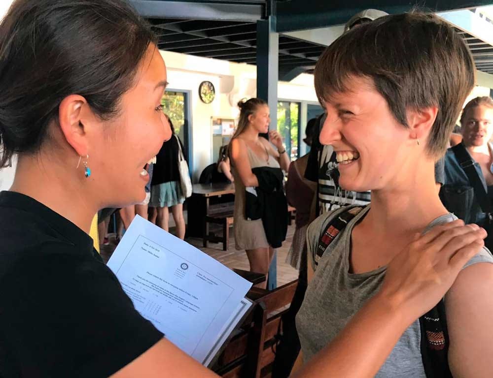 Amigas en escuela de inglés