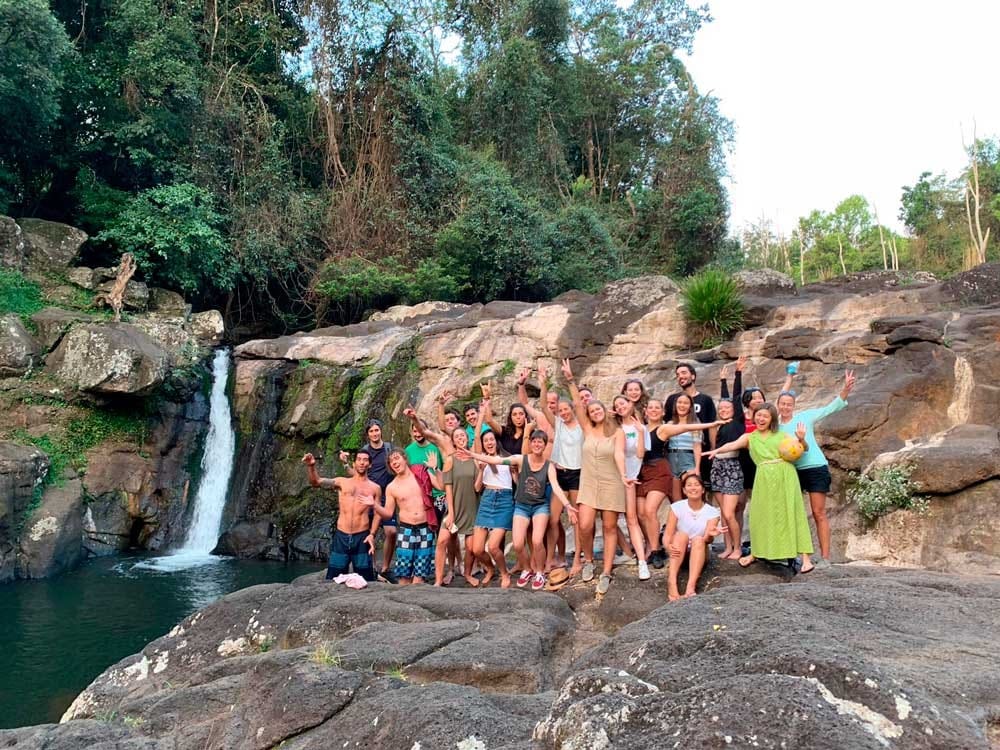 Grupo de amigos en cascadas Byron Bay