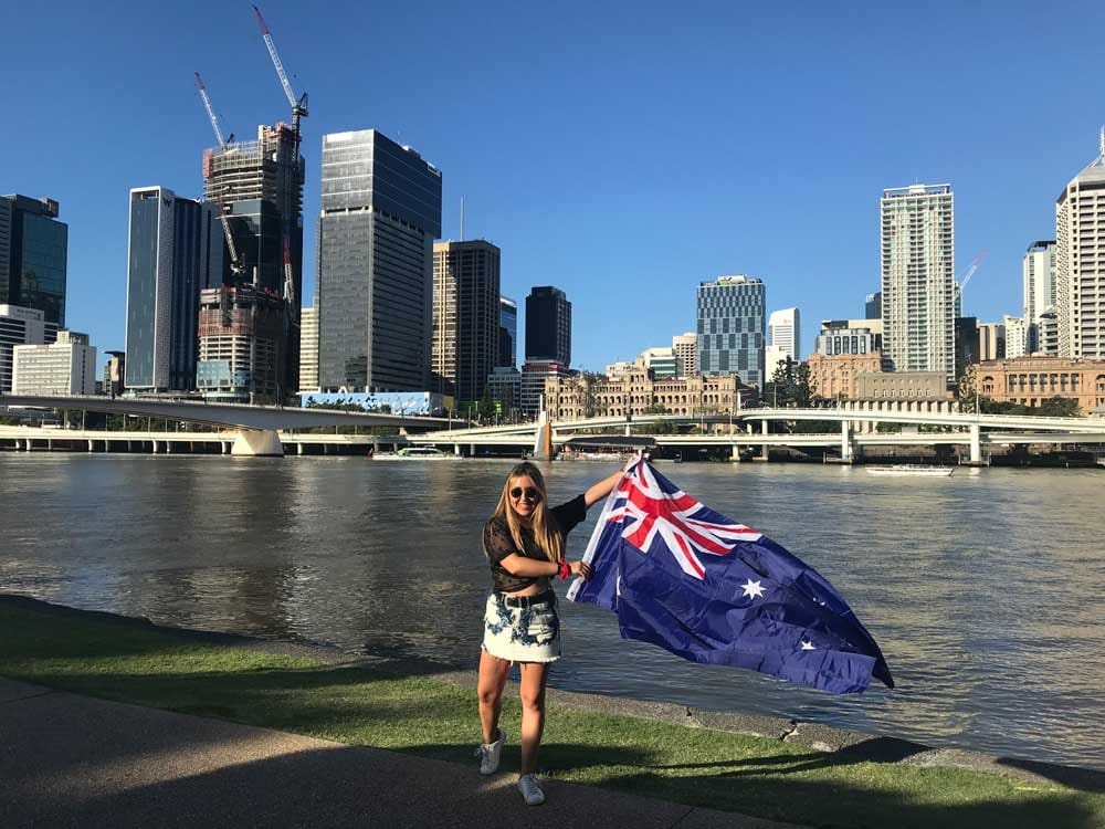 Vivir en Australia chica rubia con una bandera de Australia