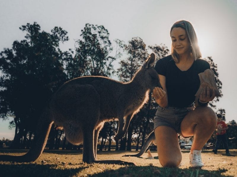 vivir en Newcastle chica rubia con canguro