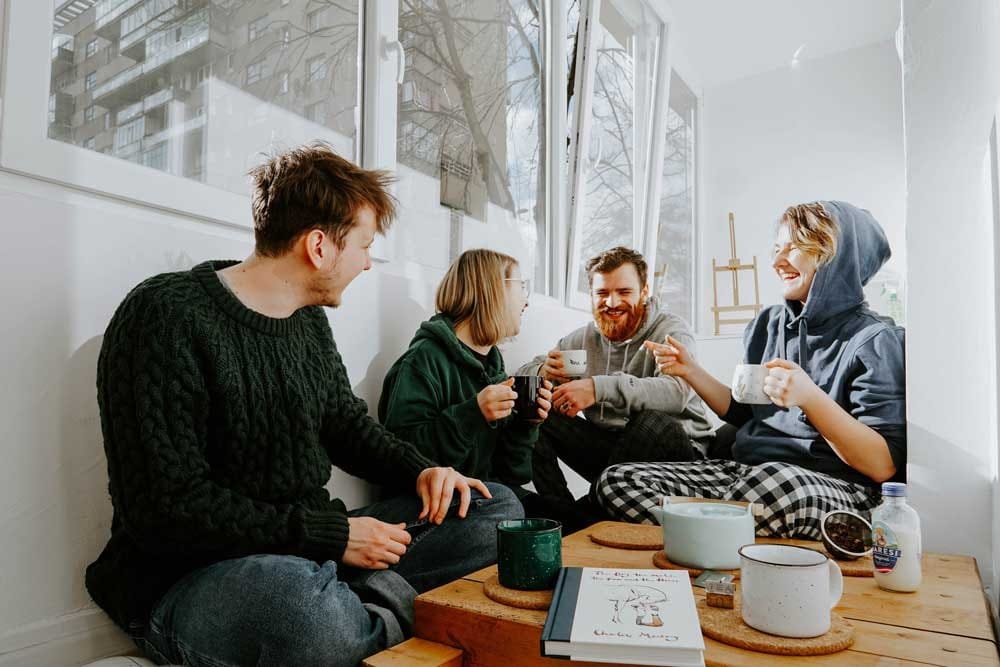 grupo de amigos en casa