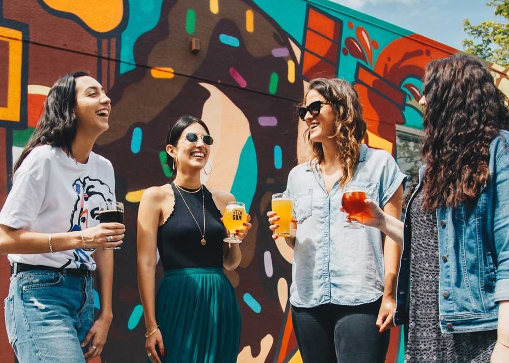 Amigas tomando cerveza