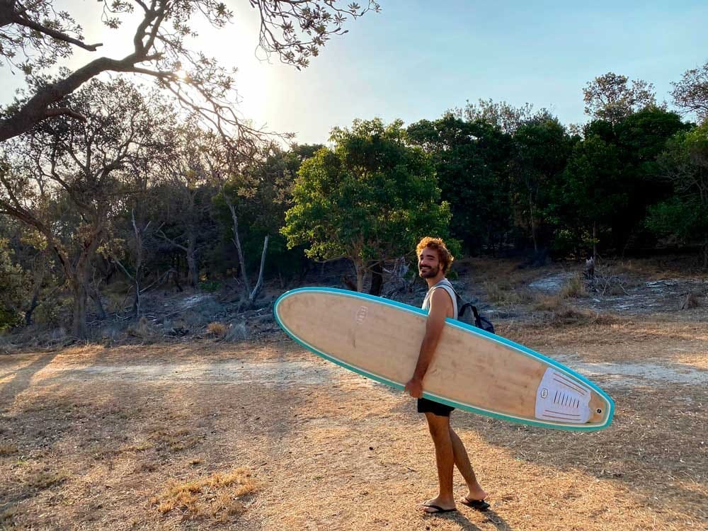 Chico con tabla de surf