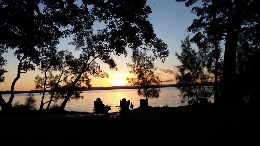 chicos camping atardecer chicos camping atardecer