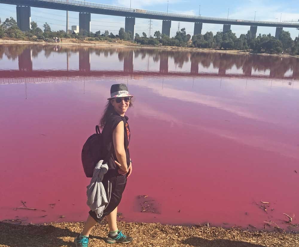 Chica en lago rosa