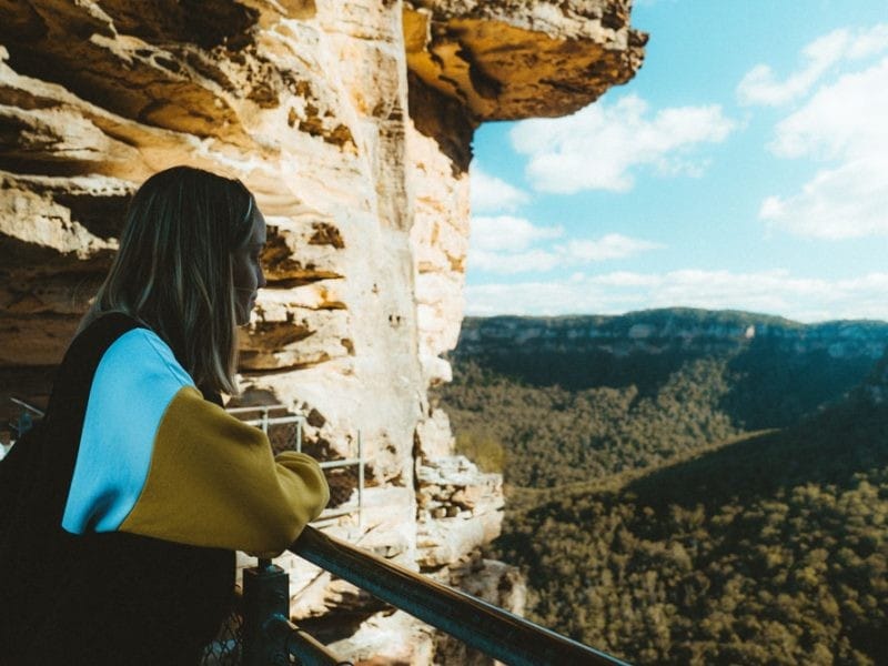 Mirador chica asomada a un mirador
