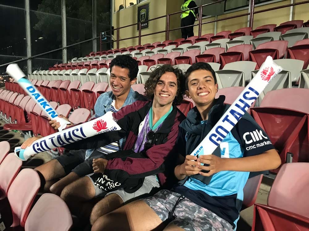Estudiar un diploma profesional en Australia Chicos en un estadio deportivo