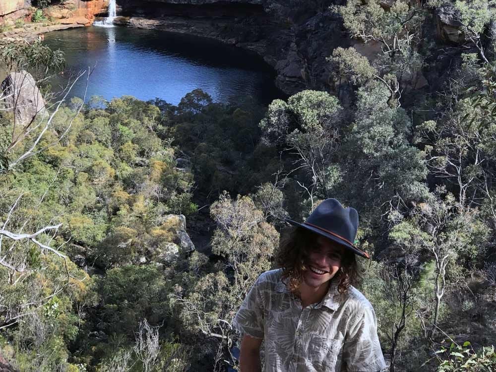 Estudiar un diploma profesional en Australia Chico en na cascada