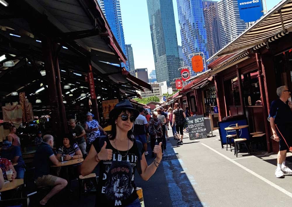 Chica en ciudad