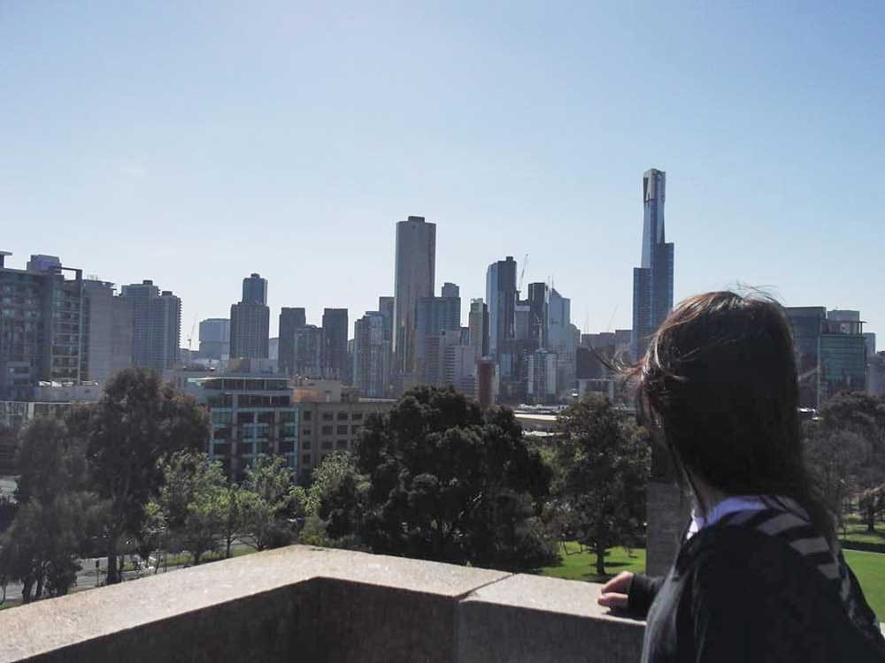 Chica en ciudad