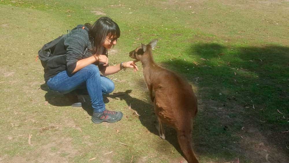 Chica con canguro