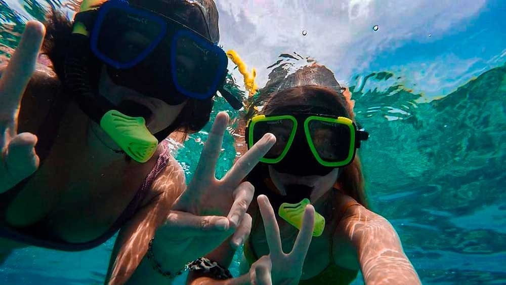 Amigas snorkeling