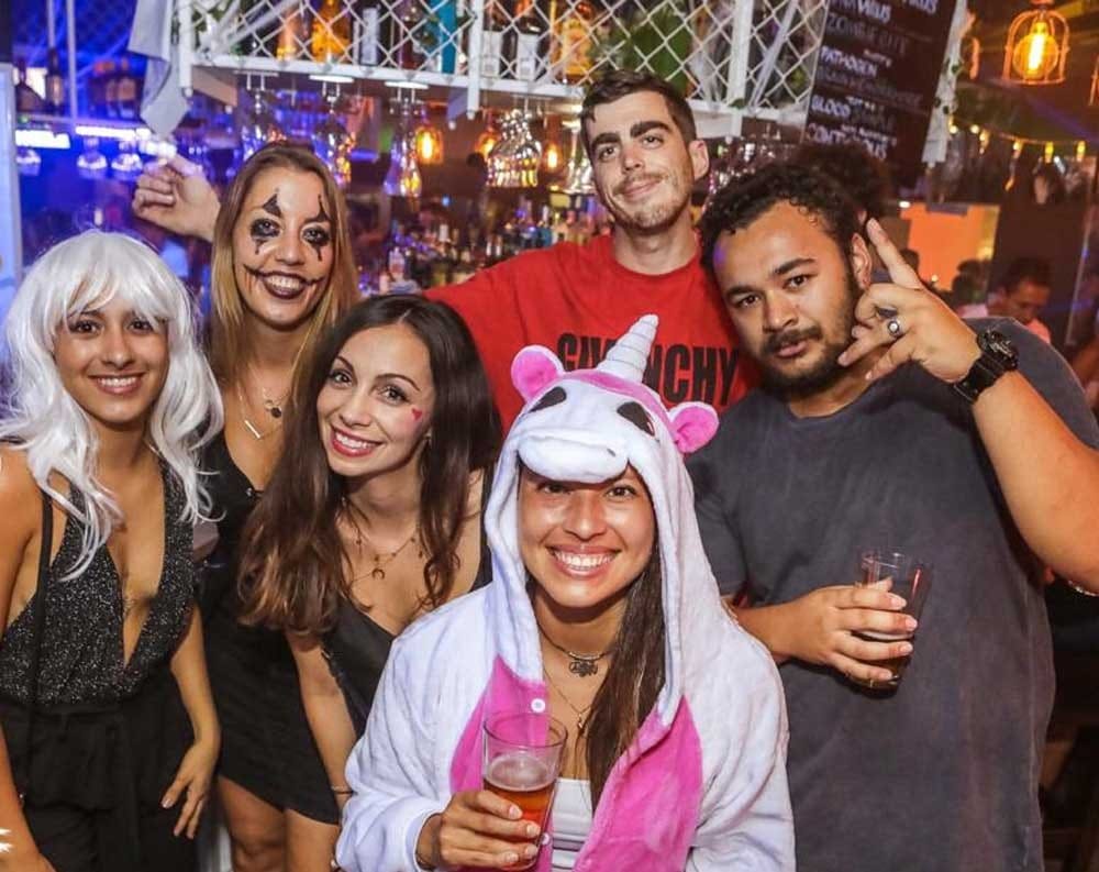 Grupo de amigos en una discoteca