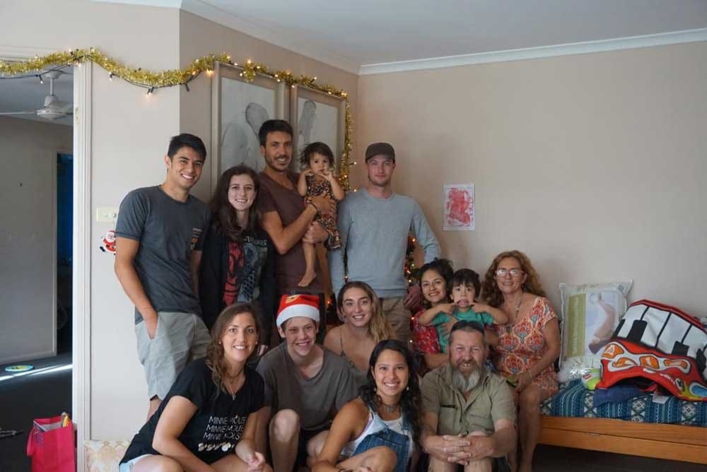 Amigos en una casa
