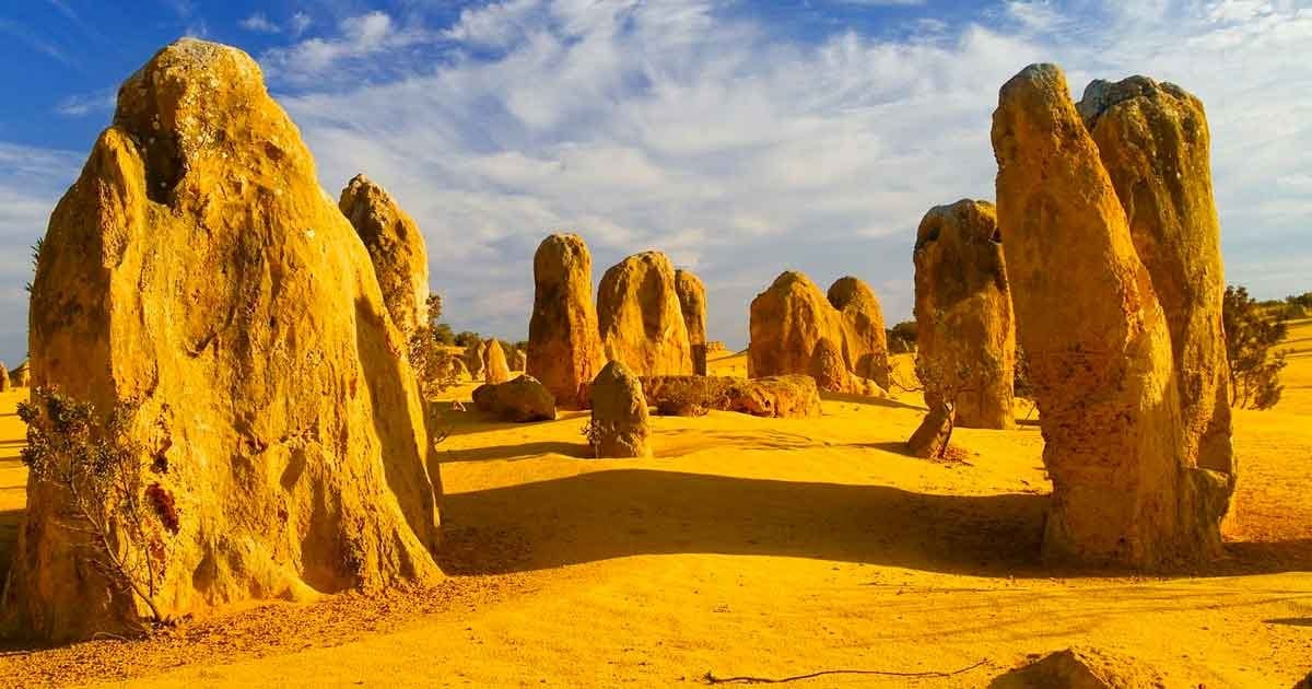 Pinnacles desierto australia fotografía de un desierto con rocas y el cielo despejado con alguna nuve