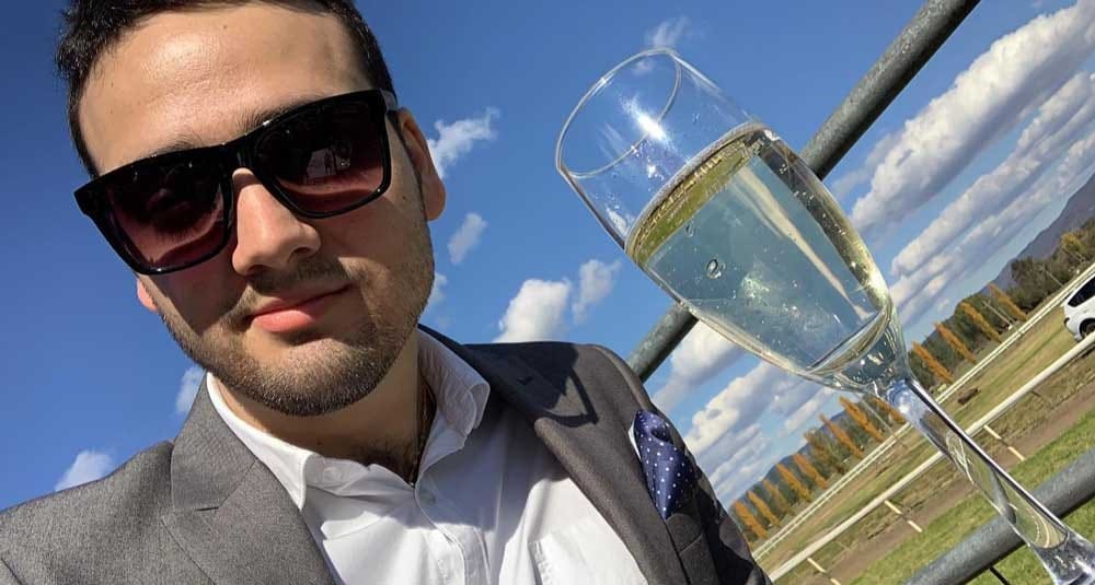 Chico con copa