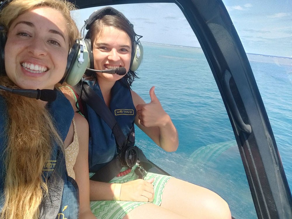 dos chicas en helicoptero