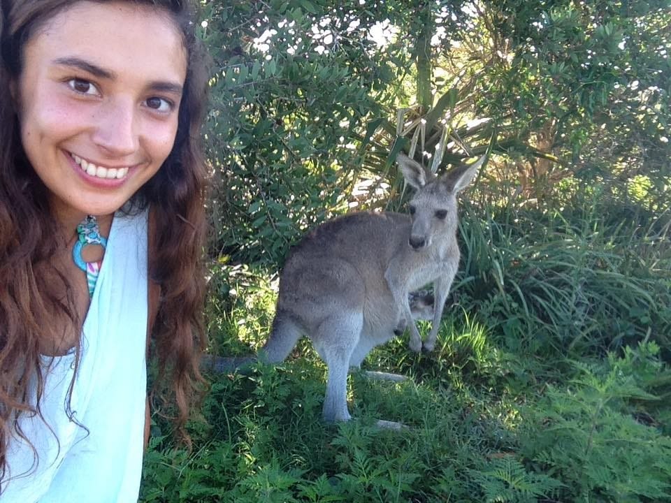 imagen de una chica de Chile junto a un canguro