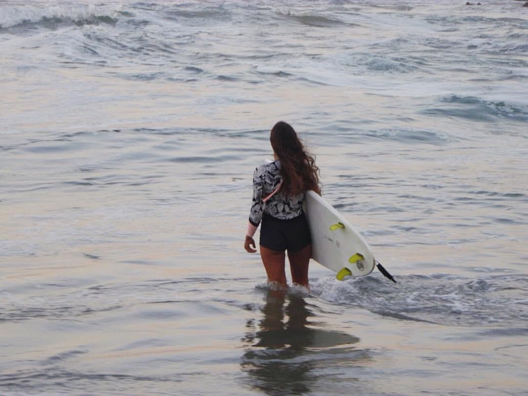 imagen de una chica con una tabla de surf en Australia