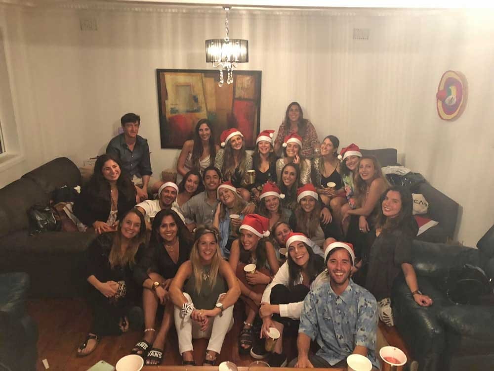 Grupo de amigos con gorro de Navidad