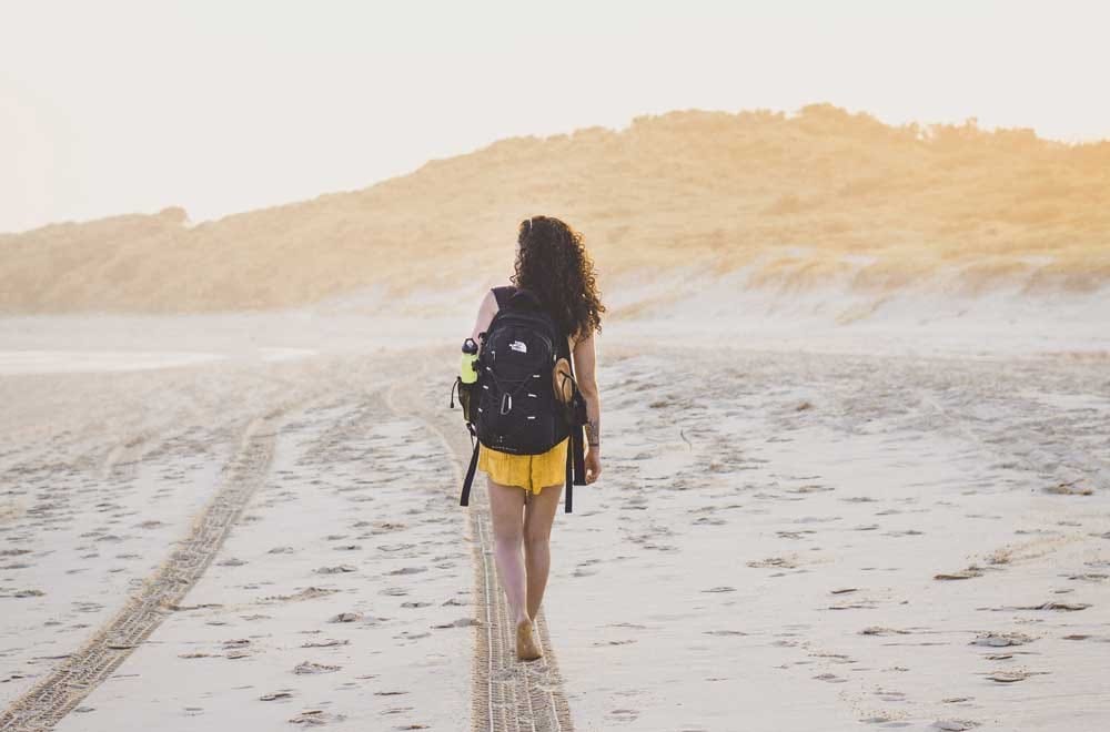 Guía para pasar de la Work and Holiday Visa a la Visa de Estudiante en Australia Chica en la playa