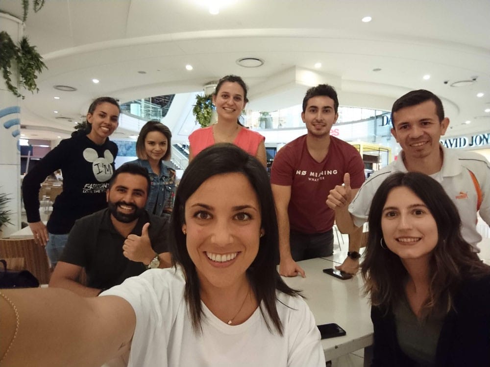 grupo de amigos sonriendo a cámara