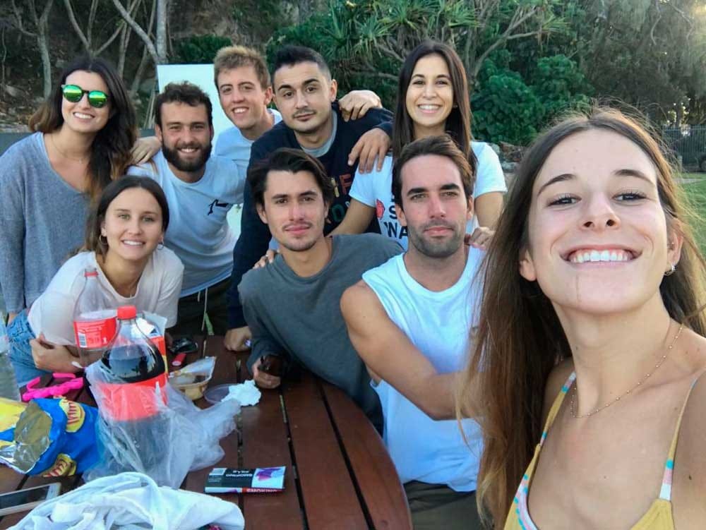grupo de amigos en una barbacoa posando para cámara y sonriendo