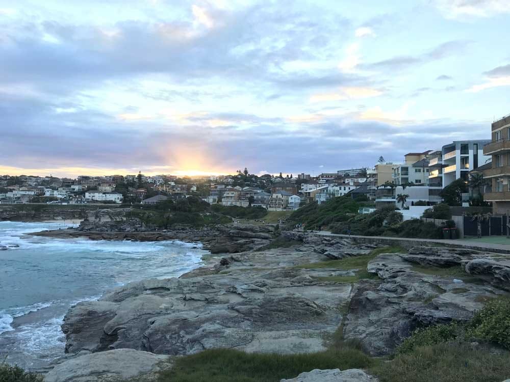 ciudad de Australia puesta de sol en una ciudad costera