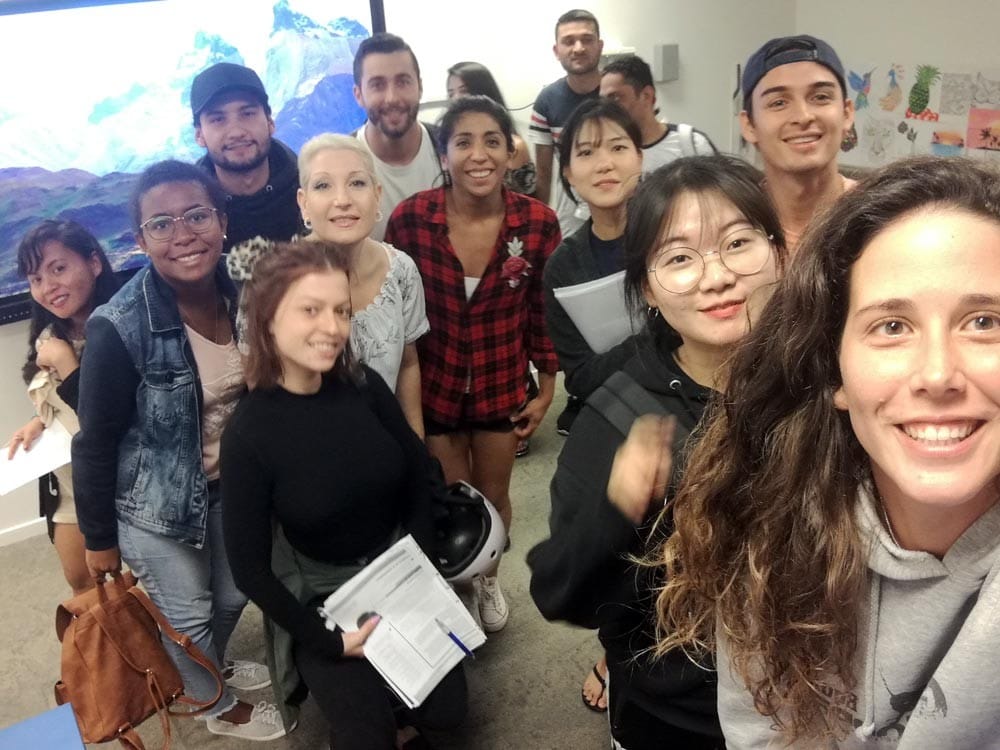 Entrevista a Marta estudiando en Imagine Education grupo de gente de diferentes países