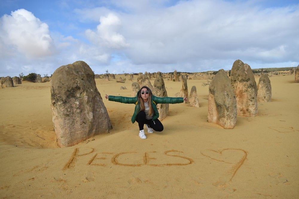 Viajar a Australia chica rubia en el desierto