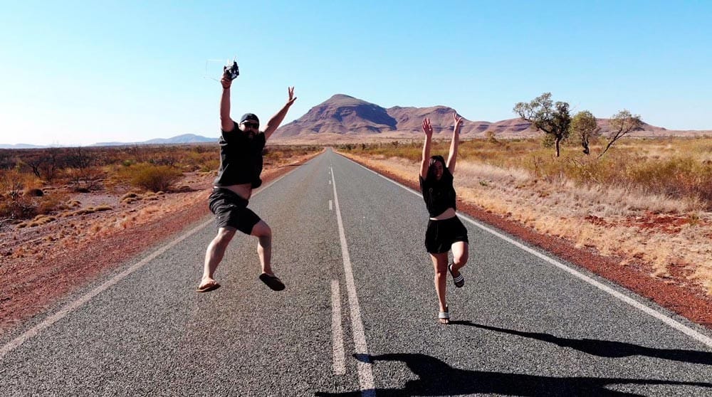 Estudiar un curso TAFE en Australia dos chicos saltando en una carretera