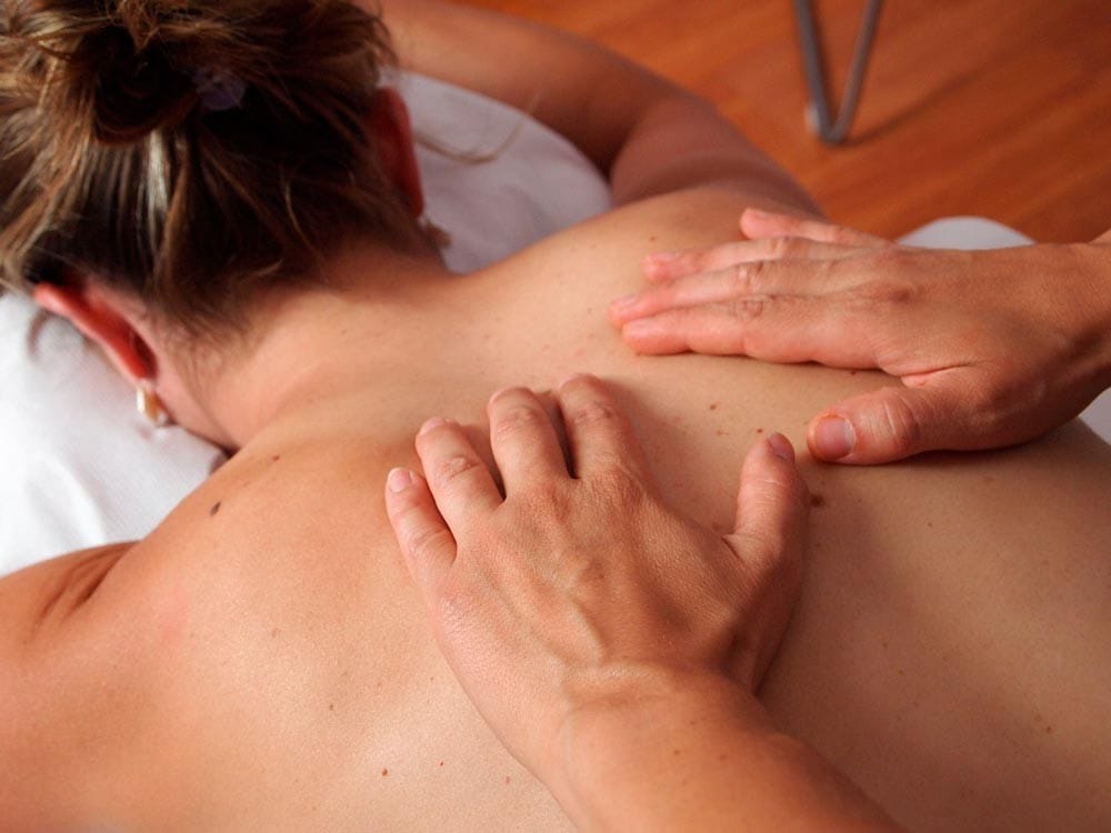 trabajar como fisioterapeuta en Canadá persona haciendo un masaje de fisio