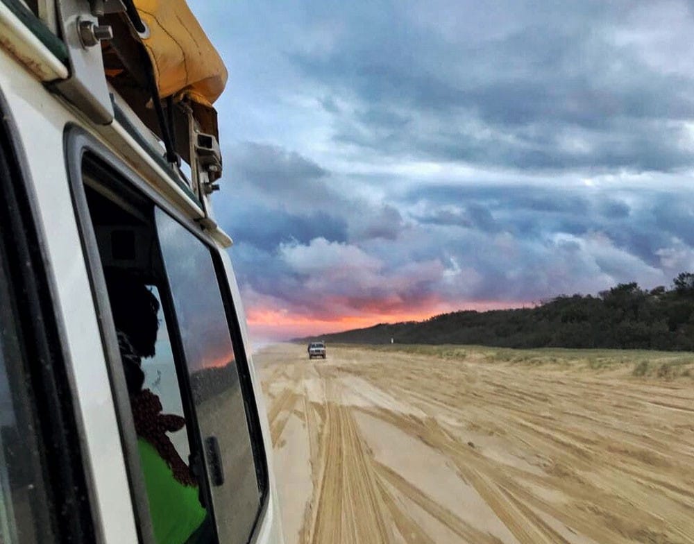 Estudiar en Sídney Jeep en la isla Fraser Island con vista desde la ventana del coche