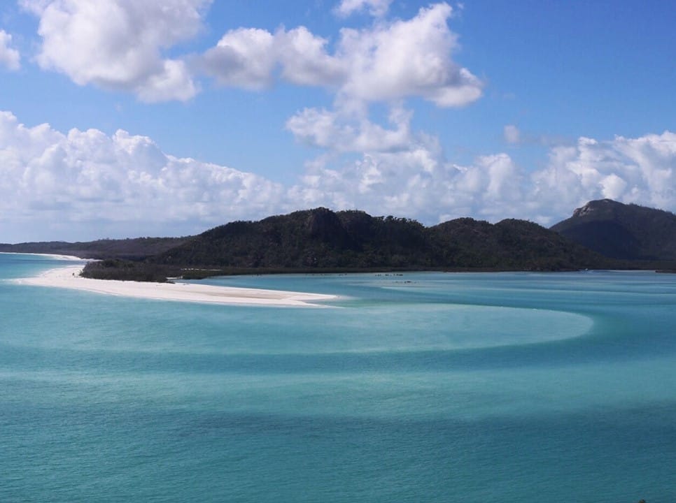 Estudiar en Sídney Isla whitsundays mar y arena con montaña de fondo