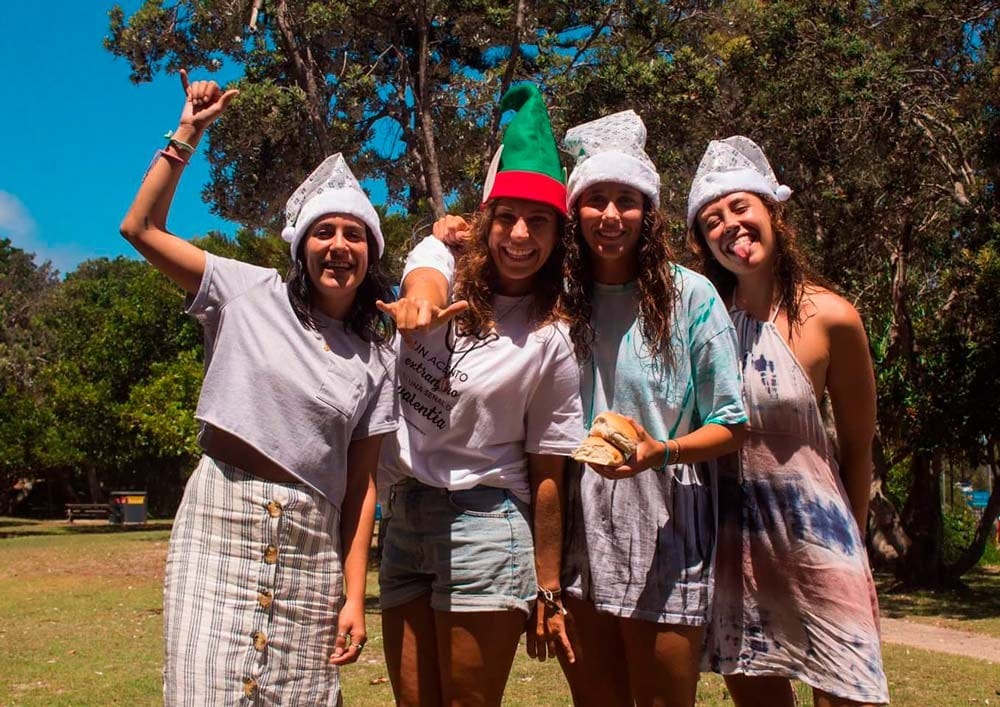 Estudiar en Imagine Education chicas con gorros de navidad