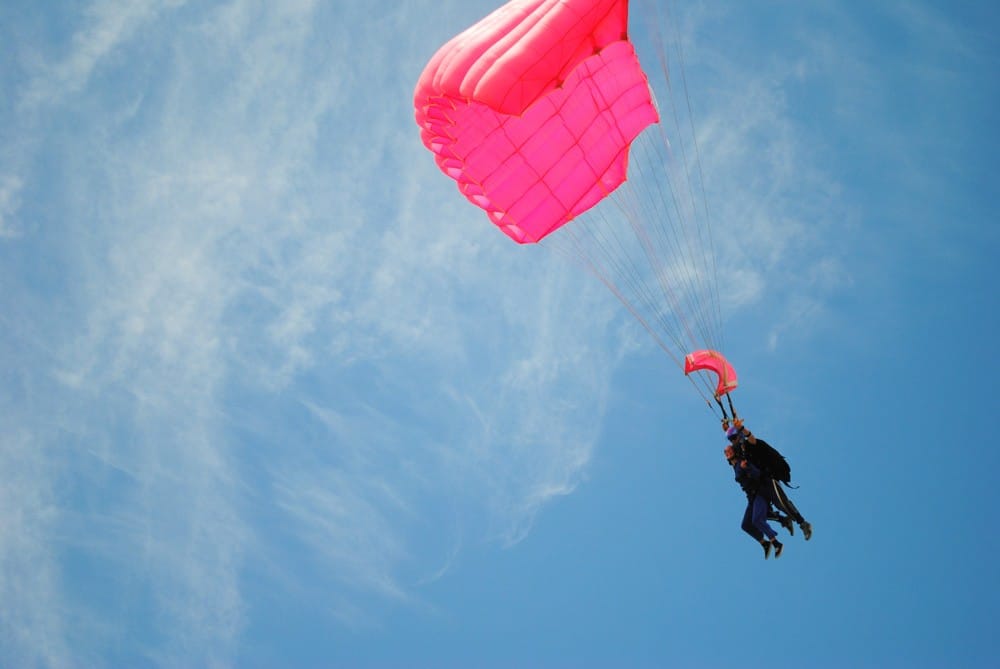 Nueva Zelanda paracaídas dos personas saltando en paracaídas de color rosa