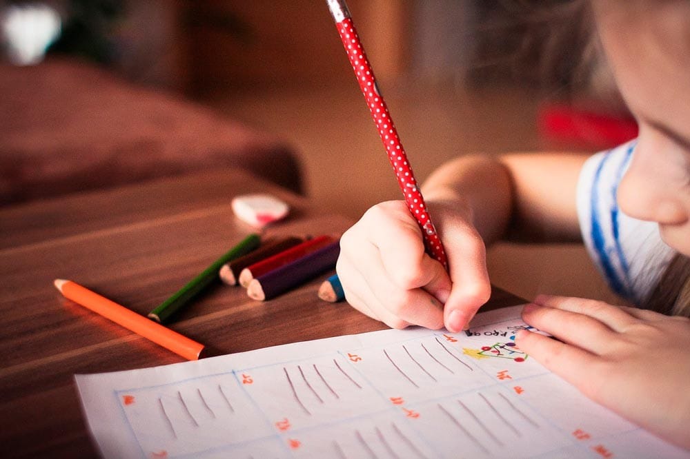 trabajo en educación para Canadá niña haciendo sus deberes