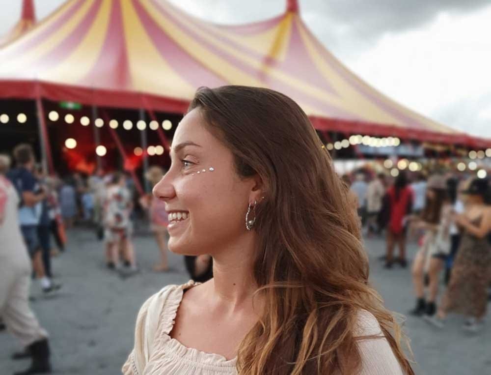 Chica en Festival