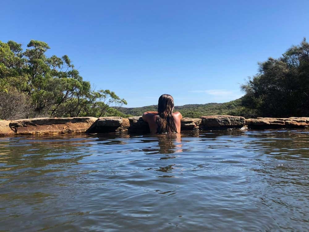 Chica de espaldas en el agua