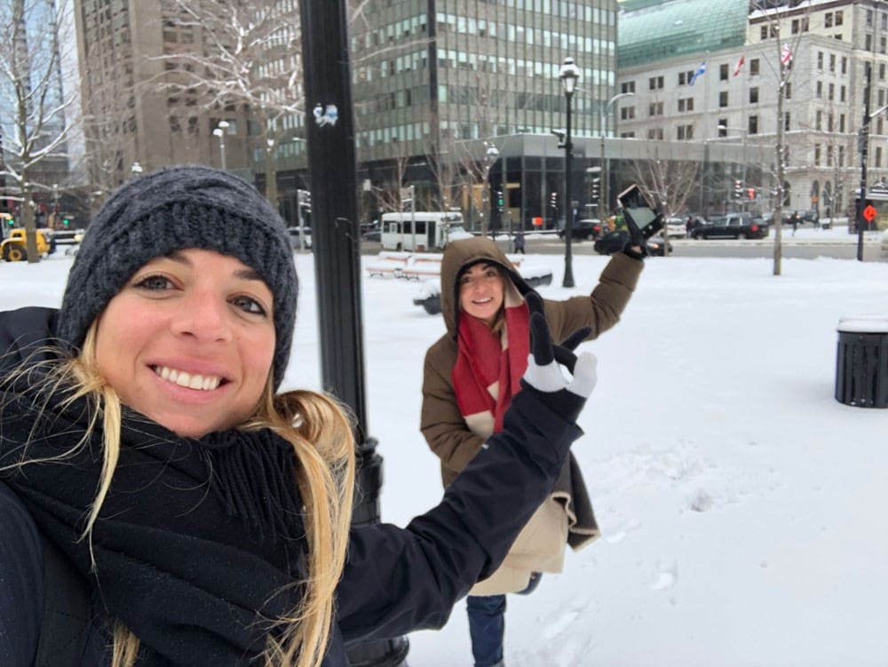 Buscar alojamiento en Canadá Dos chicas jugando con la nieve