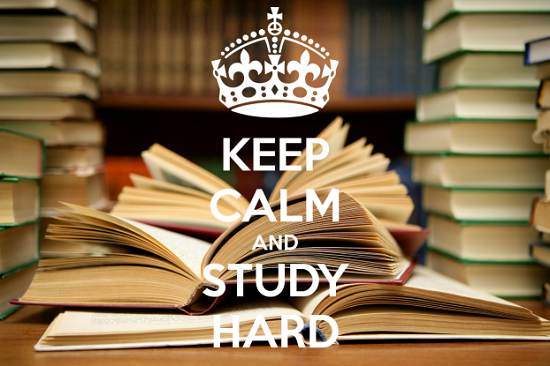 mensaje "Keep calm and study hard" y detrás libros de una biblioteca